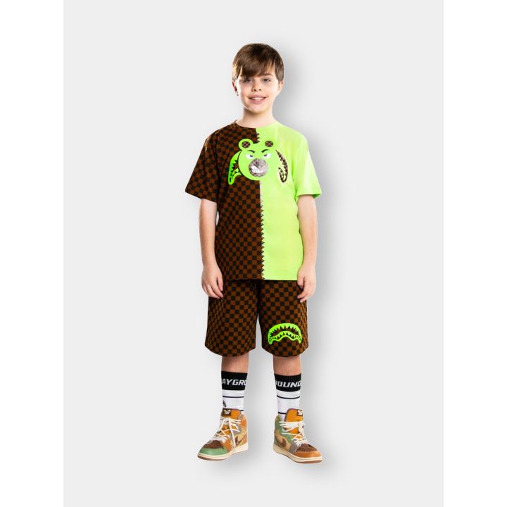 T-shirt Sprayground marrone e verde lime indossata con i pantaloncini a scacchi