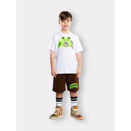 T-shirt Sprayground bianca Money Bear indossata con pantaloncini a scacchi