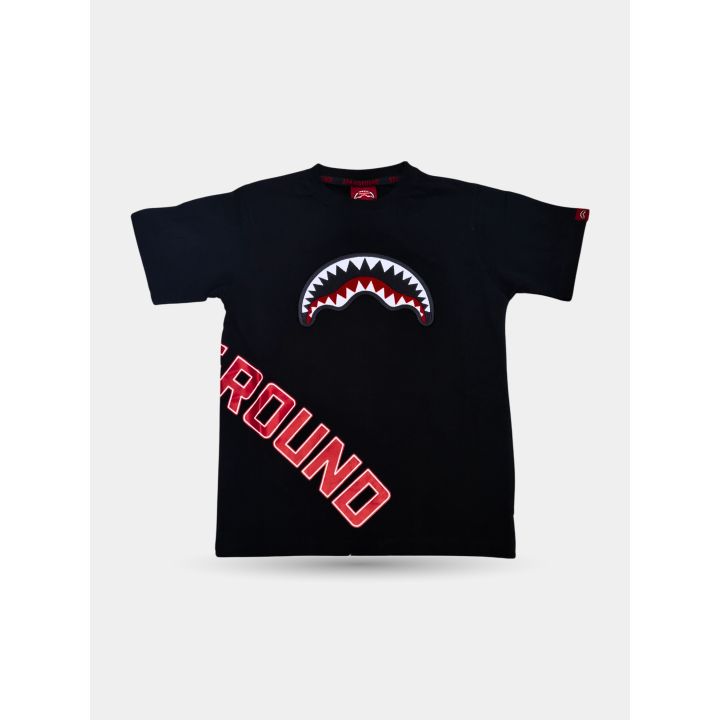 T-shirt Sprayground nera vista frontale con bocca di squalo e scritta rossa