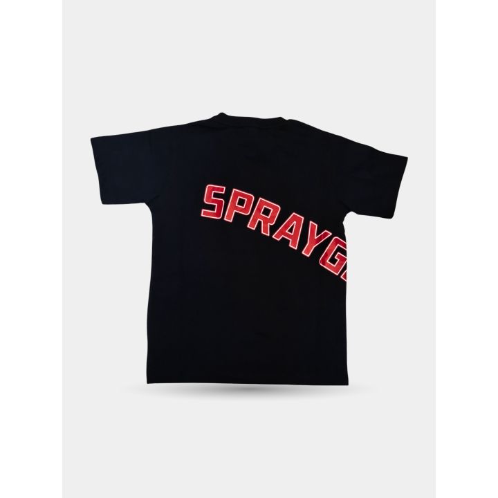 Retro della t-shirt nera con la scritta Sprayground rossa in diagonale