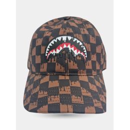 Cappello Sprayground marrone a scacchi vista frontale con bocca di squalo gommata
