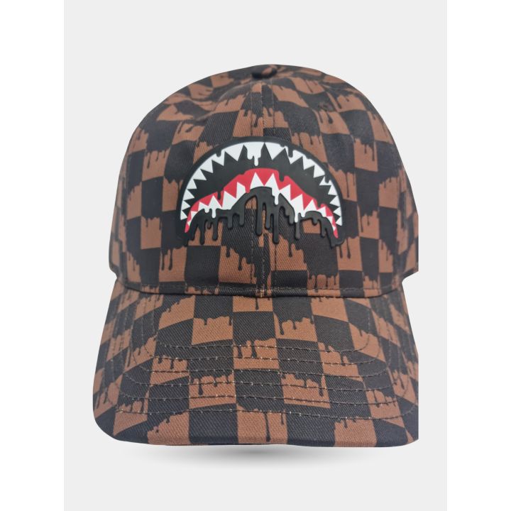 Cappello Sprayground marrone a scacchi vista frontale con bocca di squalo gommata