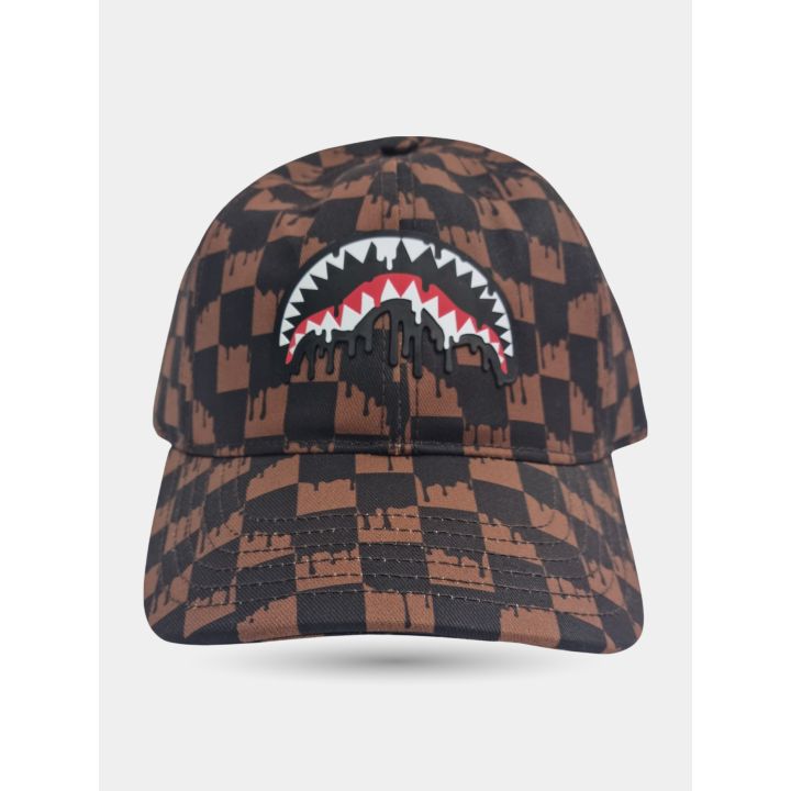 Cappello Sprayground a scacchi marroni e neri con visiera curva vista ravvicinata