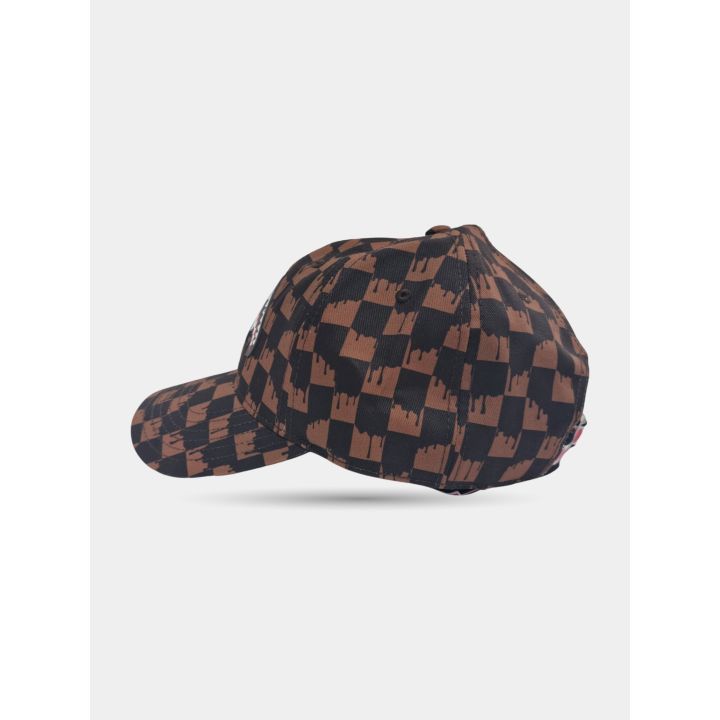 Cappello Sprayground marrone a scacchi visto di lato