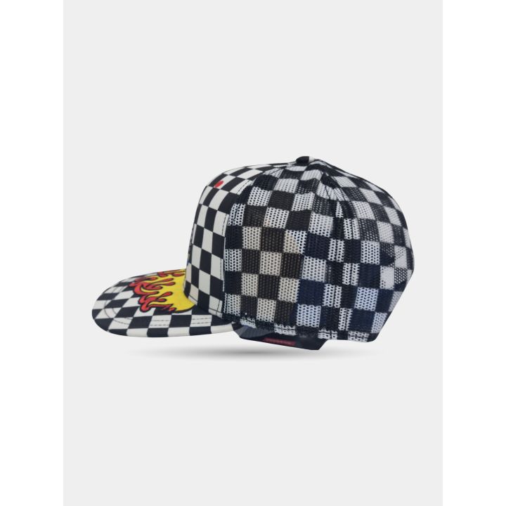 Cappello Sprayground a scacchi visto di lato con visiera piatta a fiamme