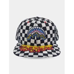 Cappello Sprayground a scacchi bianchi e neri vista frontale con squalo e fiamme