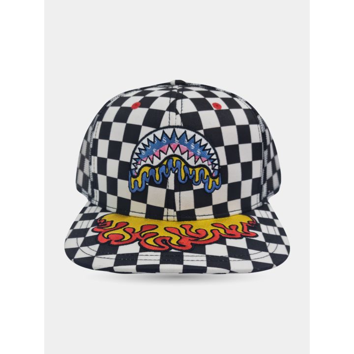 Cappello Sprayground a scacchi bianchi e neri vista frontale con squalo e fiamme