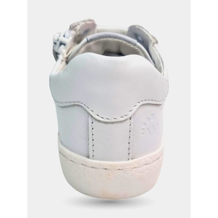 Retro della sneaker Walkey bianca con il marchio impresso sul tallone