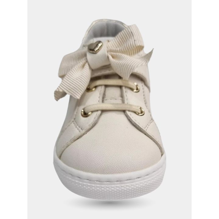 Sneaker Walkey bianca vista davanti con il fiocco in nastro e i lacci