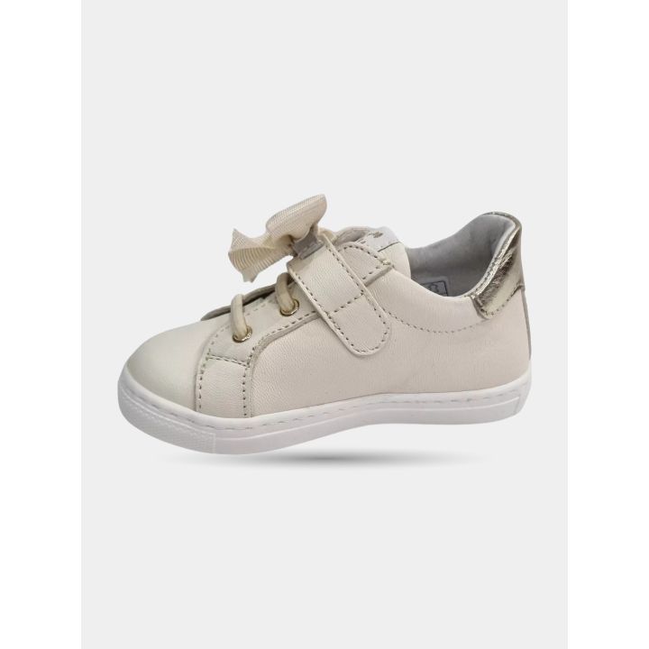 Lato interno della sneaker Walkey bianca con lo strappo e il fiocco