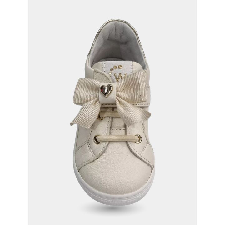 Sneaker Walkey bianca vista dall'alto con il fiocco e il cuoricino dorato
