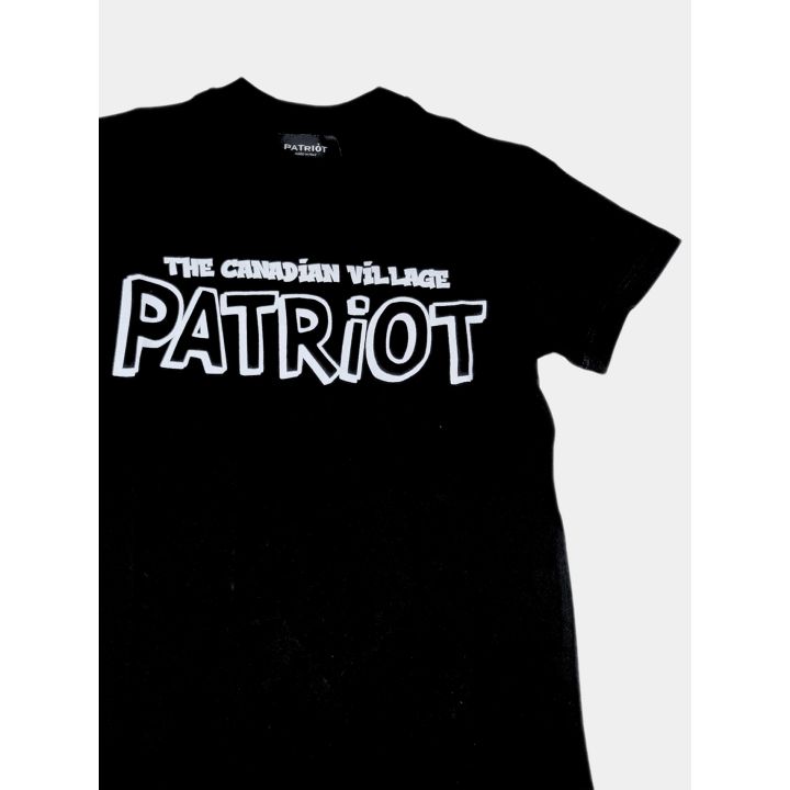 T-shirt Patriot nera vista di tre quarti con scritta The Canadian Village