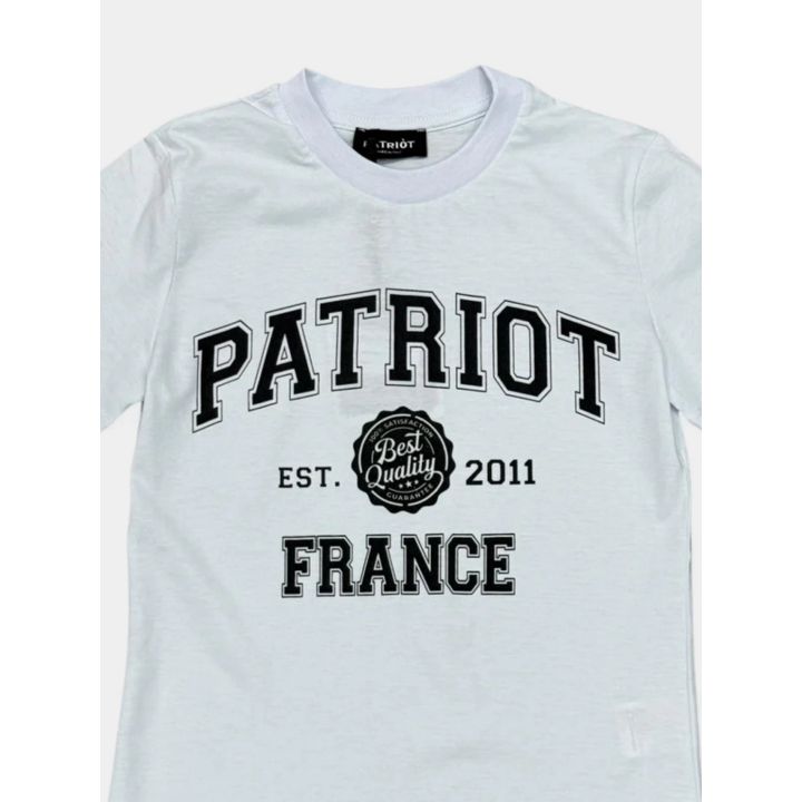 Dettaglio della scritta college Patriot France con sigillo Best Quality