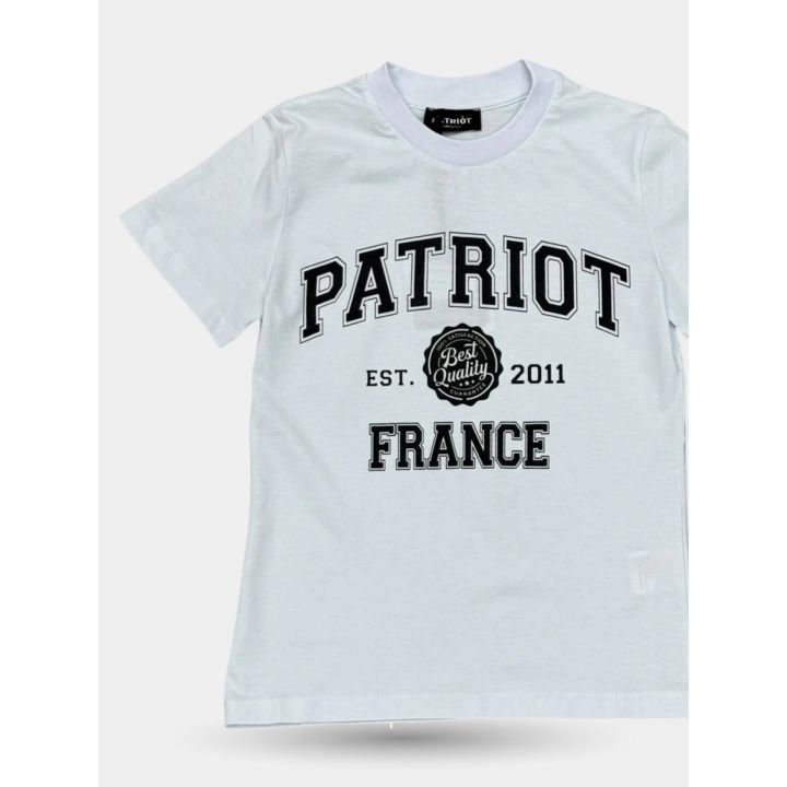 T-shirt Patriot bianca vista di tre quarti con girocollo a costine