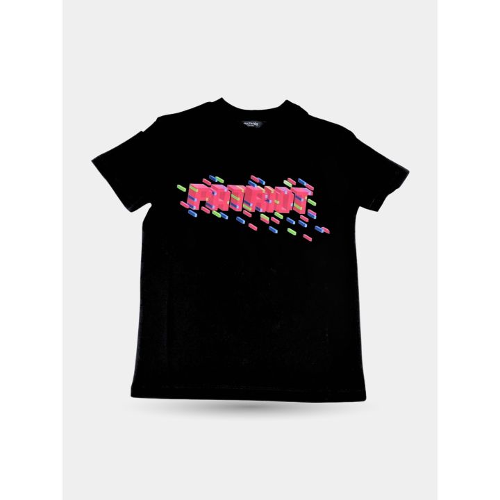 T-shirt Patriot nera vista frontale con logo rosa e tasselli colorati
