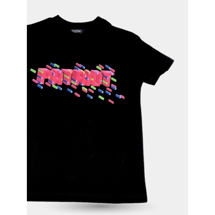 T-shirt Patriot nera vista di tre quarti con logo rosa effetto 3D