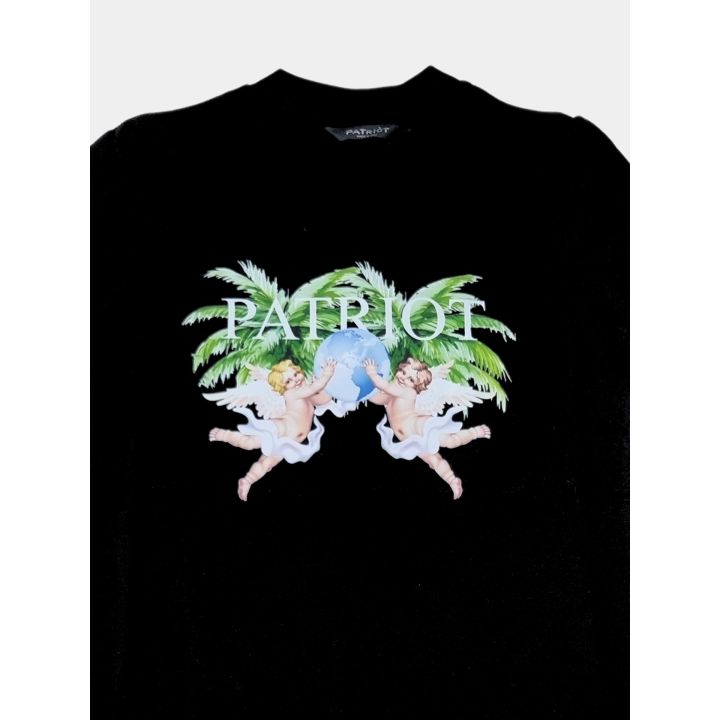 Dettaglio della stampa con angioletti e del collo della t-shirt nera