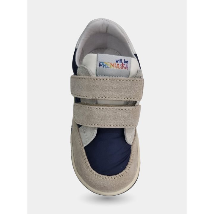 Sneakers Premiata beige e blu viste dall'alto con l'etichetta colorata