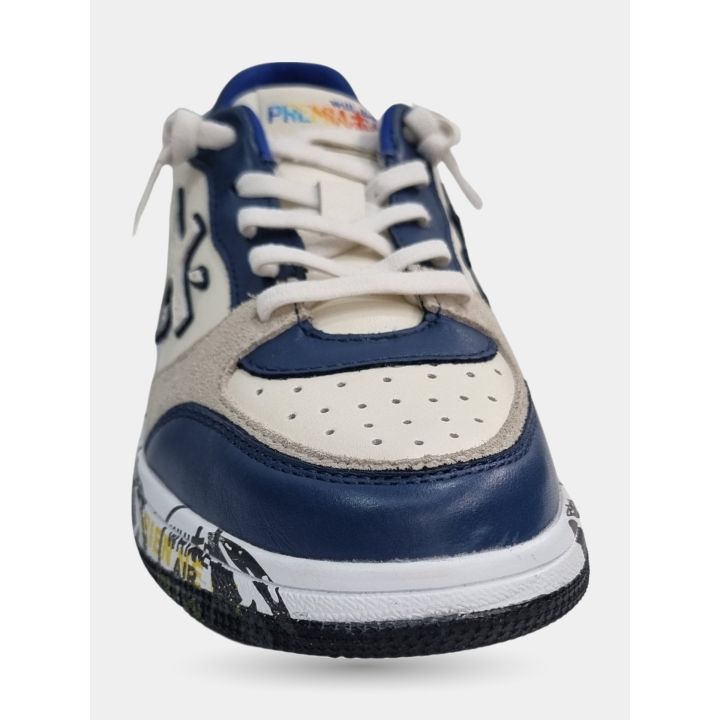Punta traforata delle sneakers Premiata bianche e blu vista di fronte