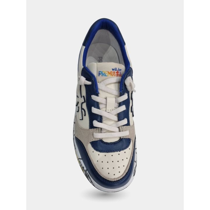 Sneakers Premiata bianche e blu viste dall'alto con i lacci bianchi