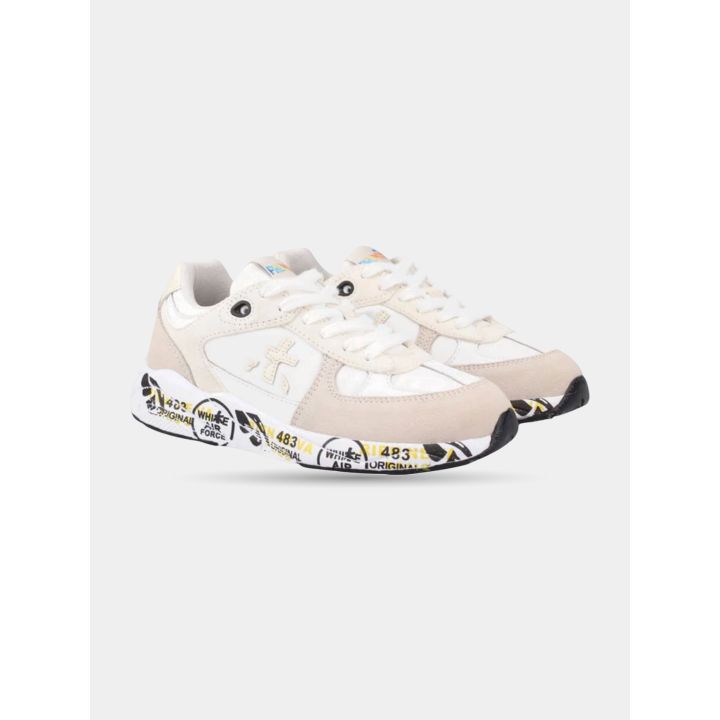 Sneakers Premiata bianche e beige viste di tre quarti