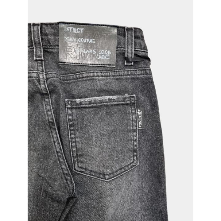 Dettaglio della patch Patriot Denim Couture e del cartellino sulla tasca