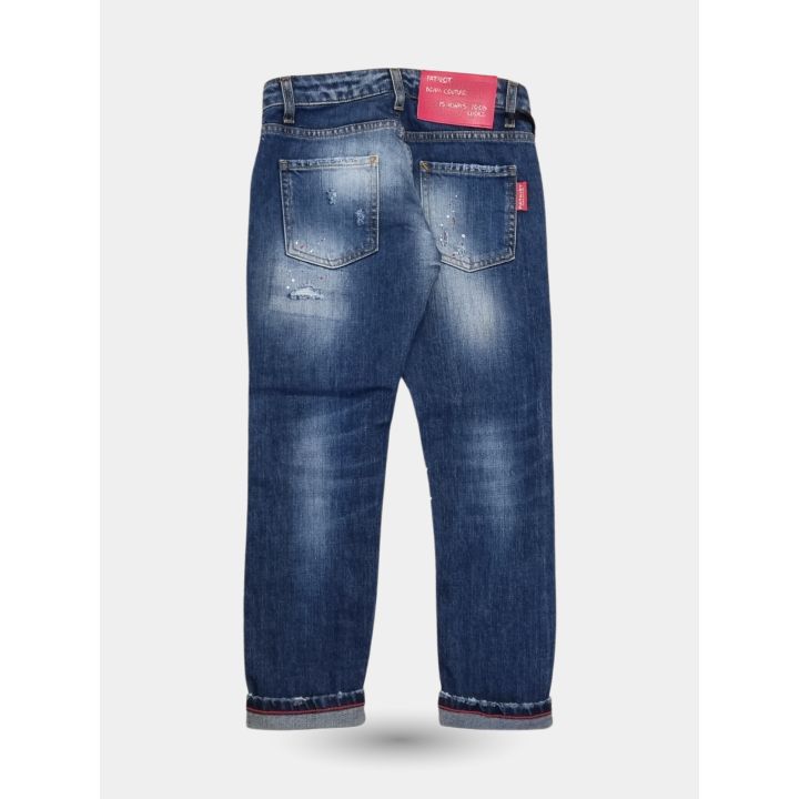 Retro dei jeans Patriot blu strappati con patch rossa in vita