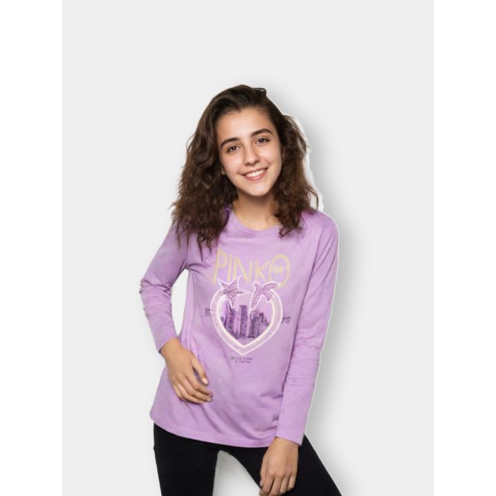 Ragazza con la t-shirt Pinko viola a maniche lunghe e il logo Pinko Up dorato