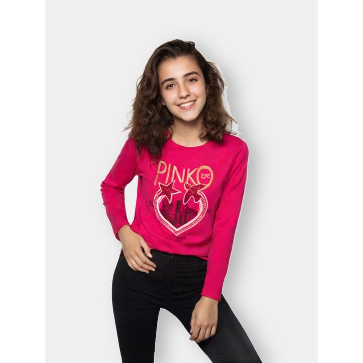 Ragazza con la t-shirt Pinko fucsia a maniche lunghe con cuore e grattacieli