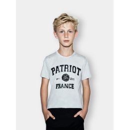 T-shirt Patriot bianca indossata da un ragazzo con scritta college France