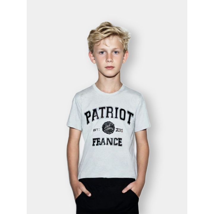 T-shirt Patriot bianca indossata da un ragazzo con scritta college France