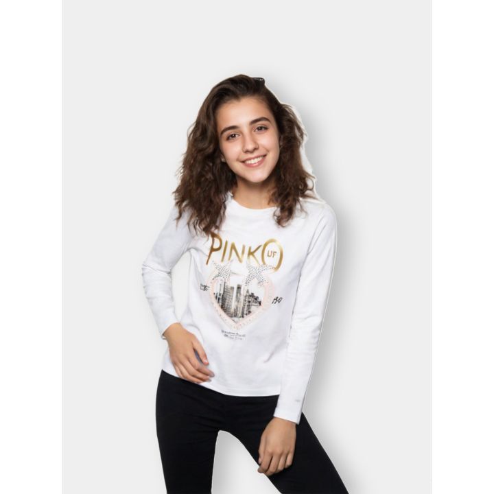 Ragazza con la t-shirt Pinko bianca a maniche lunghe con cuore e grattacieli