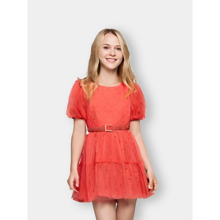 Ragazza con l'abito Liu Jo rosso in tulle a pois glitter e cintura