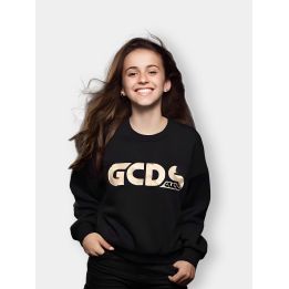 Felpa GCDS nera indossata da una ragazza con il maxi logo color oro