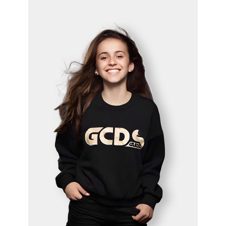 Felpa GCDS nera indossata da una ragazza con il maxi logo color oro