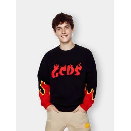 Maglione GCDS nero indossato da un ragazzo con logo e fiamme rosse