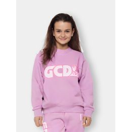 Felpa GCDS lilla indossata da una ragazza con il maxi logo bianco e rosa