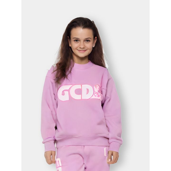 Felpa GCDS lilla indossata da una ragazza con il maxi logo bianco e rosa