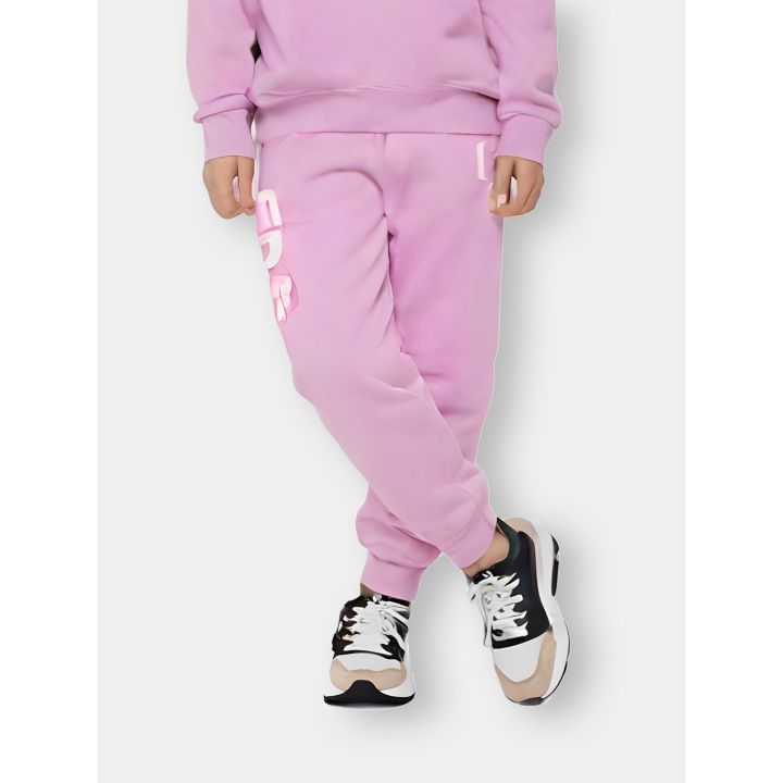 Pantalone tuta GCDS lilla indossato con il maxi logo lungo la gamba