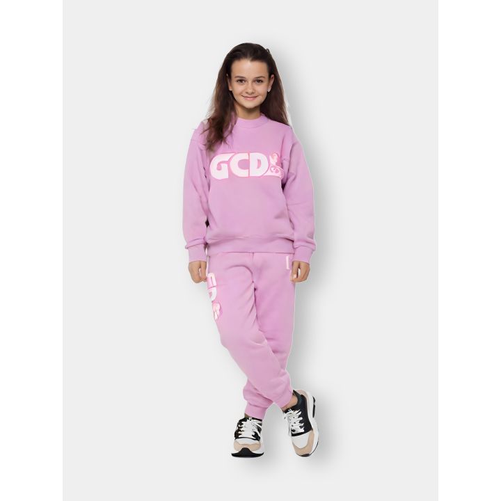 Ragazza con felpa e pantalone tuta GCDS lilla abbinati