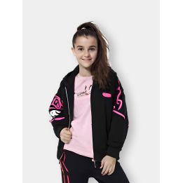 Felpa GCDS nera con zip indossata aperta da una ragazza, logo fucsia sulle maniche