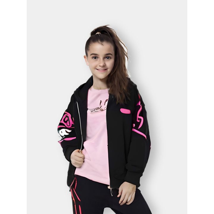 Felpa GCDS nera con zip indossata aperta da una ragazza, logo fucsia sulle maniche