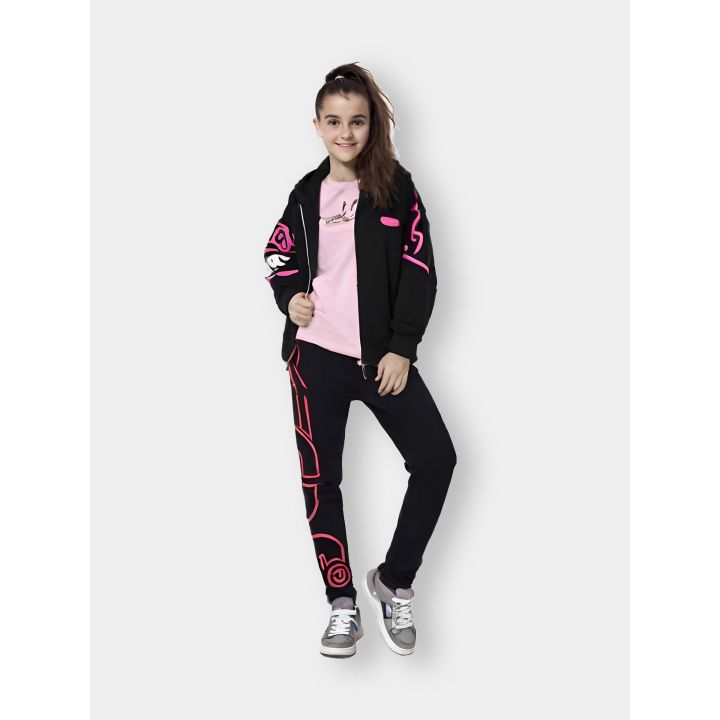 Felpa GCDS nera con zip indossata con un pantalone nero a stampa fucsia