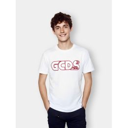 T-shirt GCDS bianca indossata da un ragazzo con logo Crew rosso
