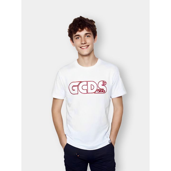 T-shirt GCDS bianca indossata da un ragazzo con logo Crew rosso