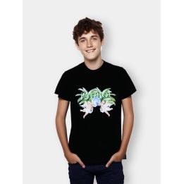 T-shirt Patriot nera indossata da un ragazzo con angioletti e palme