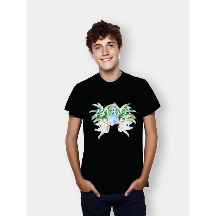 T-shirt Patriot nera indossata da un ragazzo con angioletti e palme