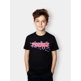 T-shirt Patriot nera indossata da un ragazzo con logo rosa effetto 3D