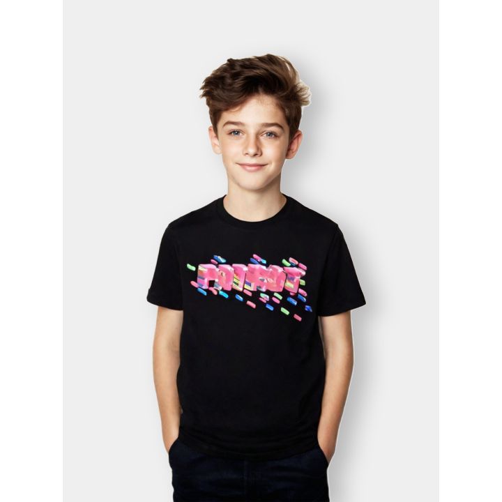 T-shirt Patriot nera indossata da un ragazzo con logo rosa effetto 3D