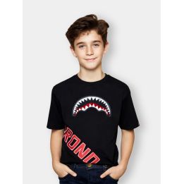 Ragazzo con la t-shirt Sprayground nera con squalo e scritta rossa